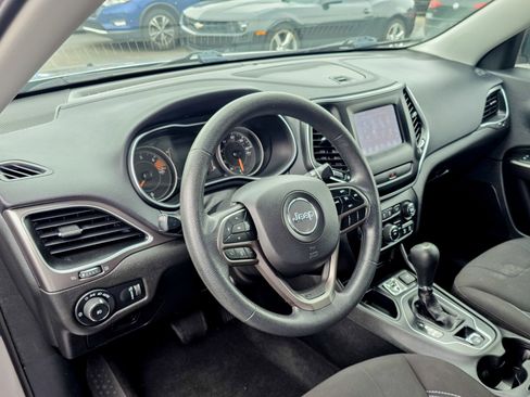 Used 2019 Jeep Cherokee Latitude w/ Popular Appearance Group image 8