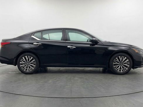 Used 2025 Nissan Altima 2.5 SV image 11