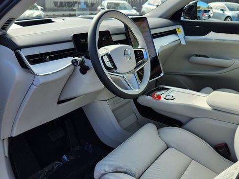 New 2025 Volvo EX90 Ultra w/ Protection Package Premier image 6