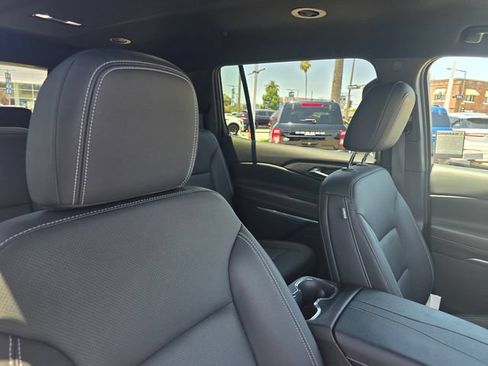 Used 2025 Chevrolet Traverse LT FWD image 17
