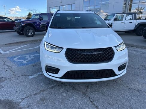 New 2026 Chrysler Pacifica Limited image 9