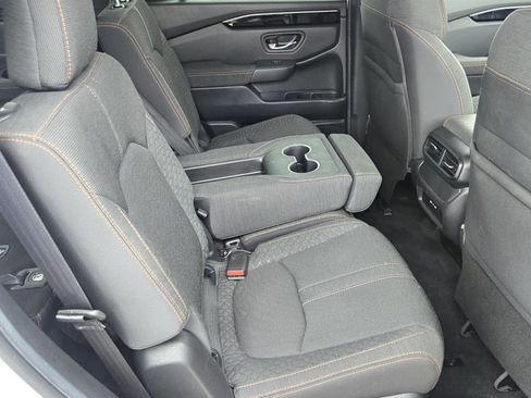 Used 2025 Honda Pilot Sport image 16