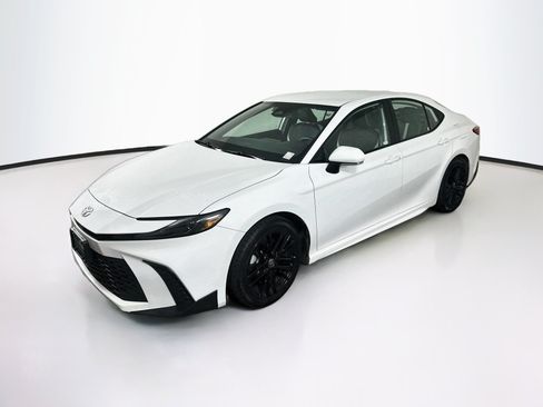 Used 2025 Toyota Camry SE FWD image 3