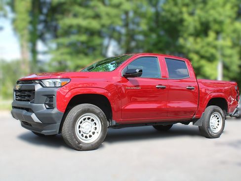 Used 2024 Chevrolet Colorado W/T w/ Technology Package RWD image 3