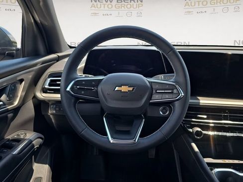 Used 2025 Chevrolet Traverse LT w/ Driver Confidence Package FWD image 12