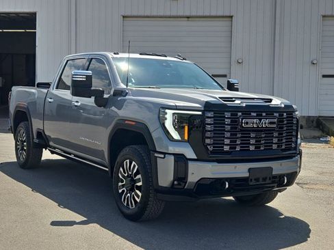 Used 2025 GMC Sierra 2500 Denali Ultimate AWD/4WD image 3