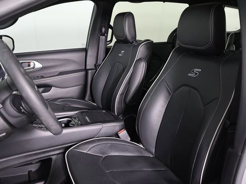 Used 2023 Chrysler Pacifica Limited w/ Uconnect Theater Family Group image 31