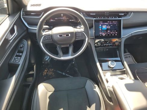 New 2025 Jeep Grand Cherokee Altitude image 9