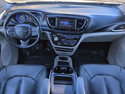 Used 2020 Chrysler Pacifica Touring-L image 14