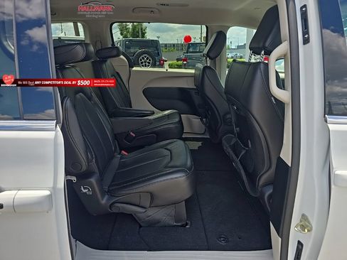 Used 2023 Chrysler Pacifica Touring-L FWD image 20