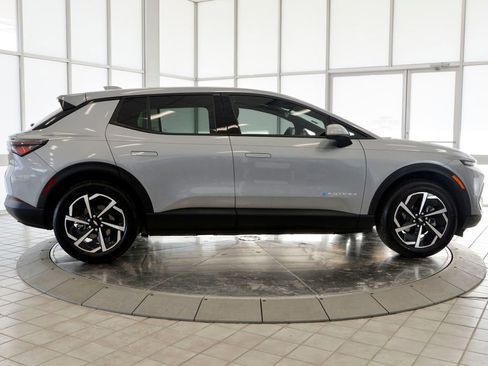 Certified 2025 Chevrolet Equinox EV LT image 9