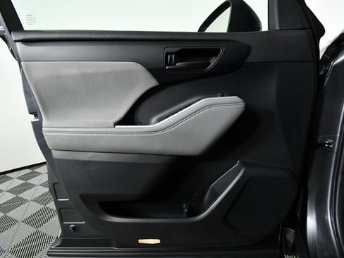 Used 2023 Toyota Highlander LE image 21