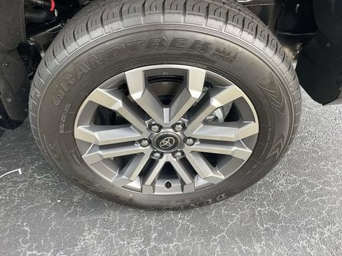 Used 2025 Toyota 4Runner Limited AWD/4WD image 9