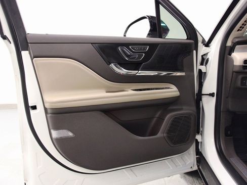 Used 2020 Lincoln Corsair AWD w/ Premium Package image 16