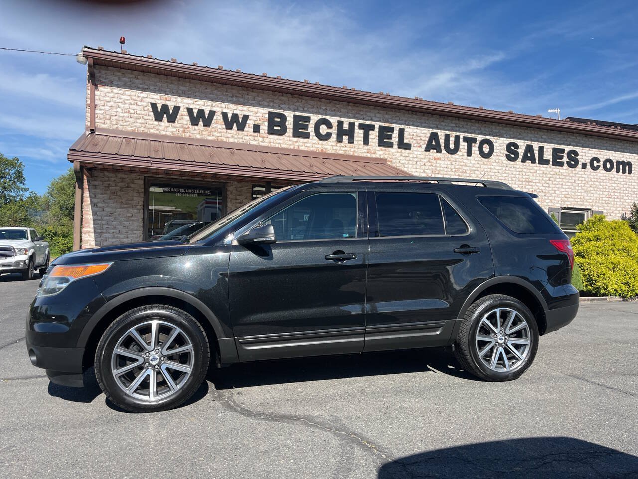 Used 2015 Ford Explorer XLT w/ Equipment Group 202B AWD/4WD image 1