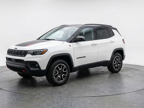 Used 2025 Jeep Compass Trailhawk AWD/4WD image 3
