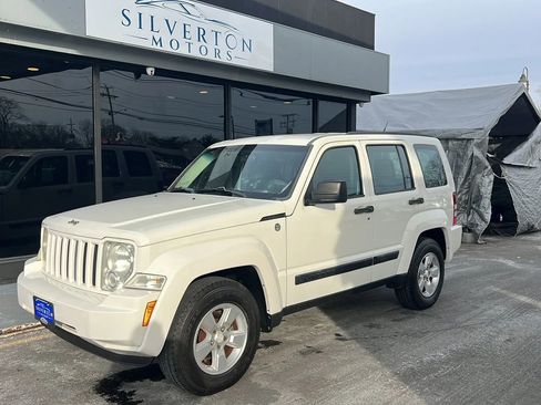 Used 2009 Jeep Liberty Sport image 2