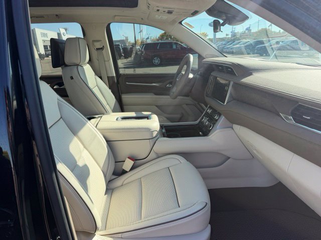 Used 2024 GMC Yukon Denali w/ Advanced Technology Package AWD/4WD image 12