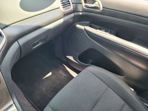 Used 2016 Jeep Grand Cherokee Laredo image 11