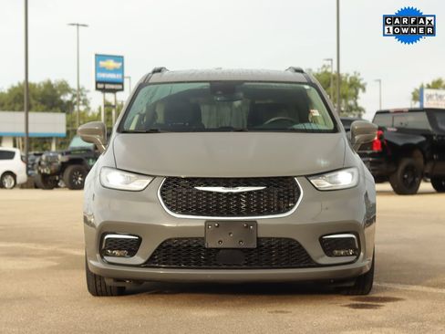 Used 2022 Chrysler Pacifica Touring-L FWD image 2