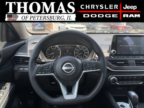 Used 2025 Nissan Altima 2.5 SV FWD image 13
