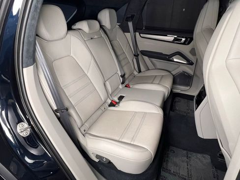 Used 2022 Porsche Cayenne Turbo image 7