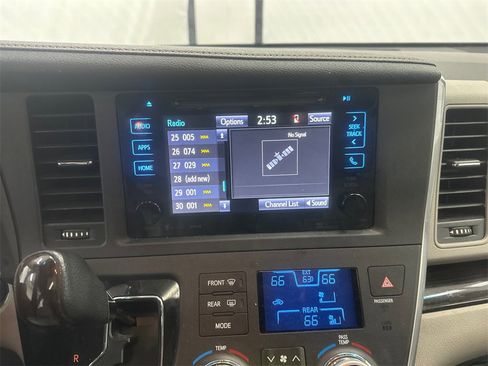 Used 2016 Toyota Sienna L image 29