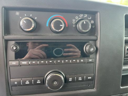 Used 2018 Chevrolet Express 2500 RWD image 12