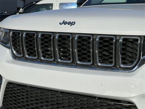 Used 2023 Jeep Grand Cherokee Laredo w/ Luxury Tech Group I image 39