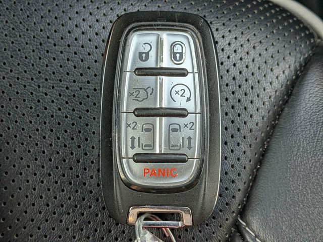 Used 2025 Chrysler Pacifica Limited FWD image 34