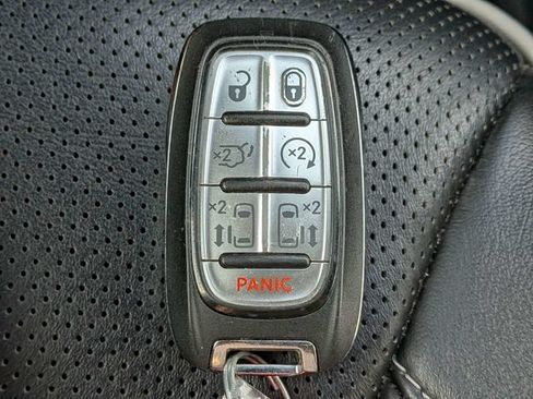 Used 2025 Chrysler Pacifica Limited FWD image 34