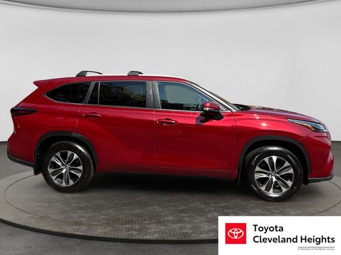 Used 2025 Toyota Highlander XLE AWD/4WD image 4
