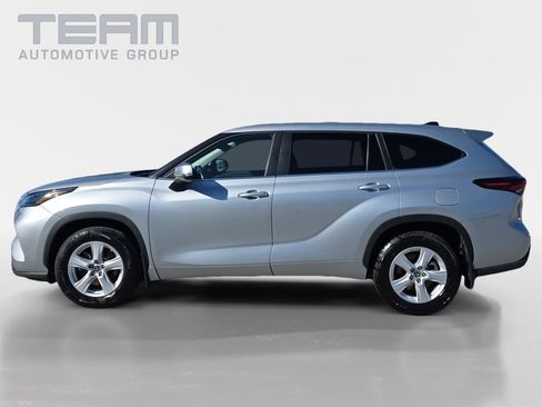 Used 2024 Toyota Highlander LE image 4