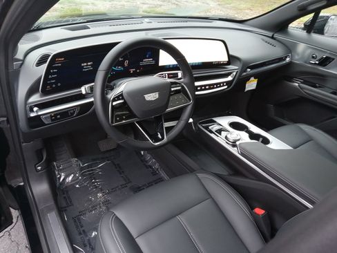 Used 2024 Cadillac Lyriq Tech AWD/4WD image 12