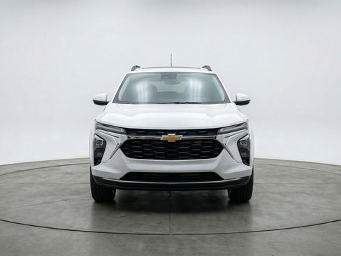 Used 2025 Chevrolet Trax LT FWD image 2