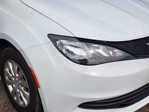 Used 2020 Chrysler Voyager L FWD image 12