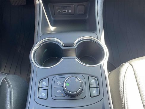 Used 2024 GMC Terrain SLT image 15