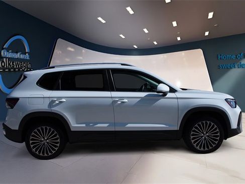 Certified 2025 Volkswagen Taos SE image 4