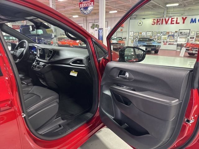 New 2026 Chrysler Pacifica Select AWD/4WD image 42