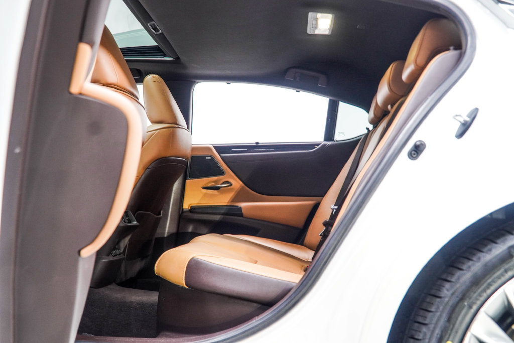 Used 2020 Lexus ES 300h Ultra Luxury FWD image 38