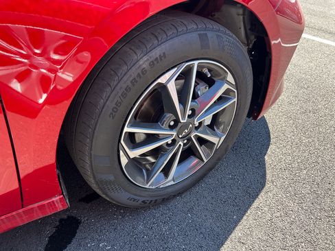 Used 2024 Kia Forte LXS w/ LXS Technology Package image 5