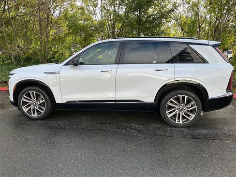 New 2026 Cadillac Vistiq Sport image 2