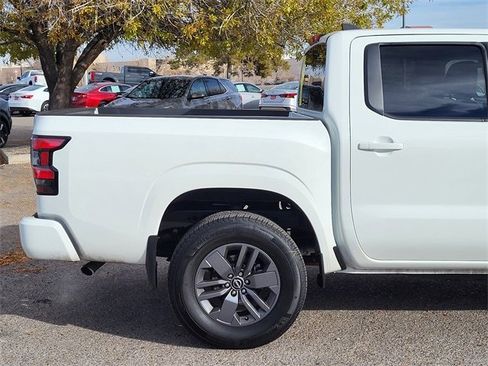 Used 2025 Nissan Frontier SV image 4