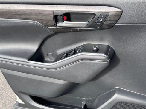 Used 2020 Toyota Highlander Limited image 17