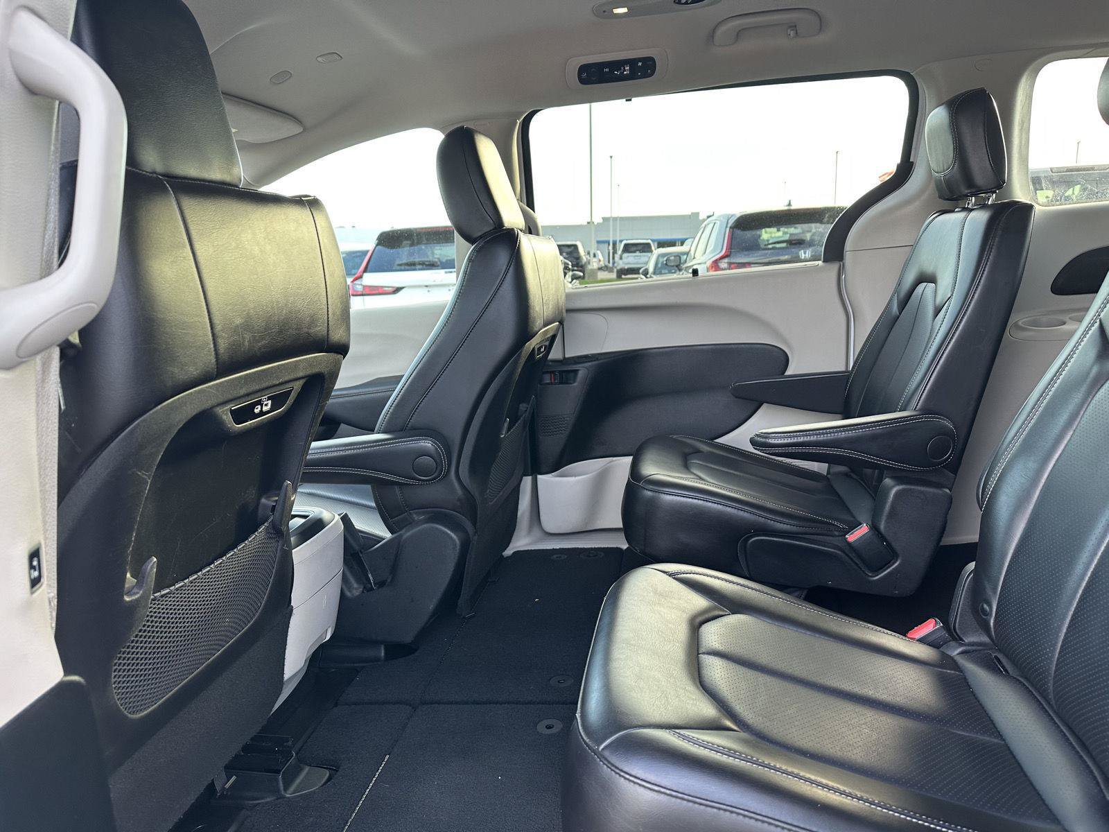 Used 2023 Chrysler Pacifica Touring-L FWD image 15