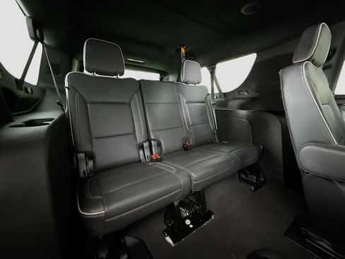 Used 2023 Chevrolet Suburban Premier image 28