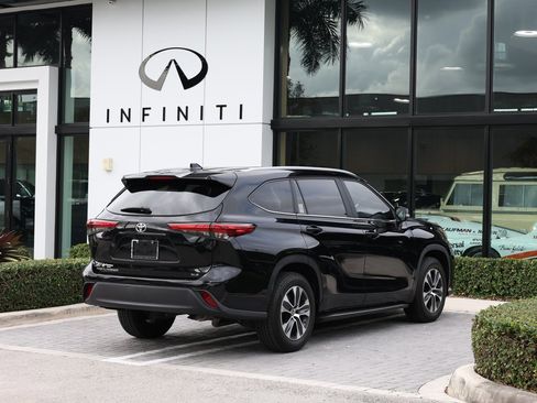 Used 2023 Toyota Highlander XLE image 4