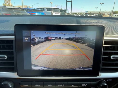 Used 2025 Hyundai Venue SEL FWD image 24