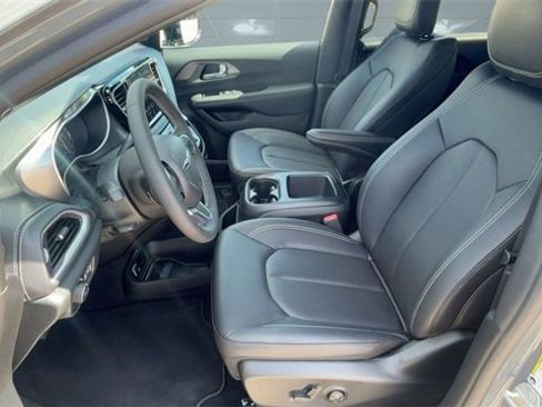 New 2025 Chrysler Pacifica Select image 4