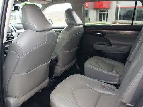 Used 2022 Toyota Highlander Platinum image 16